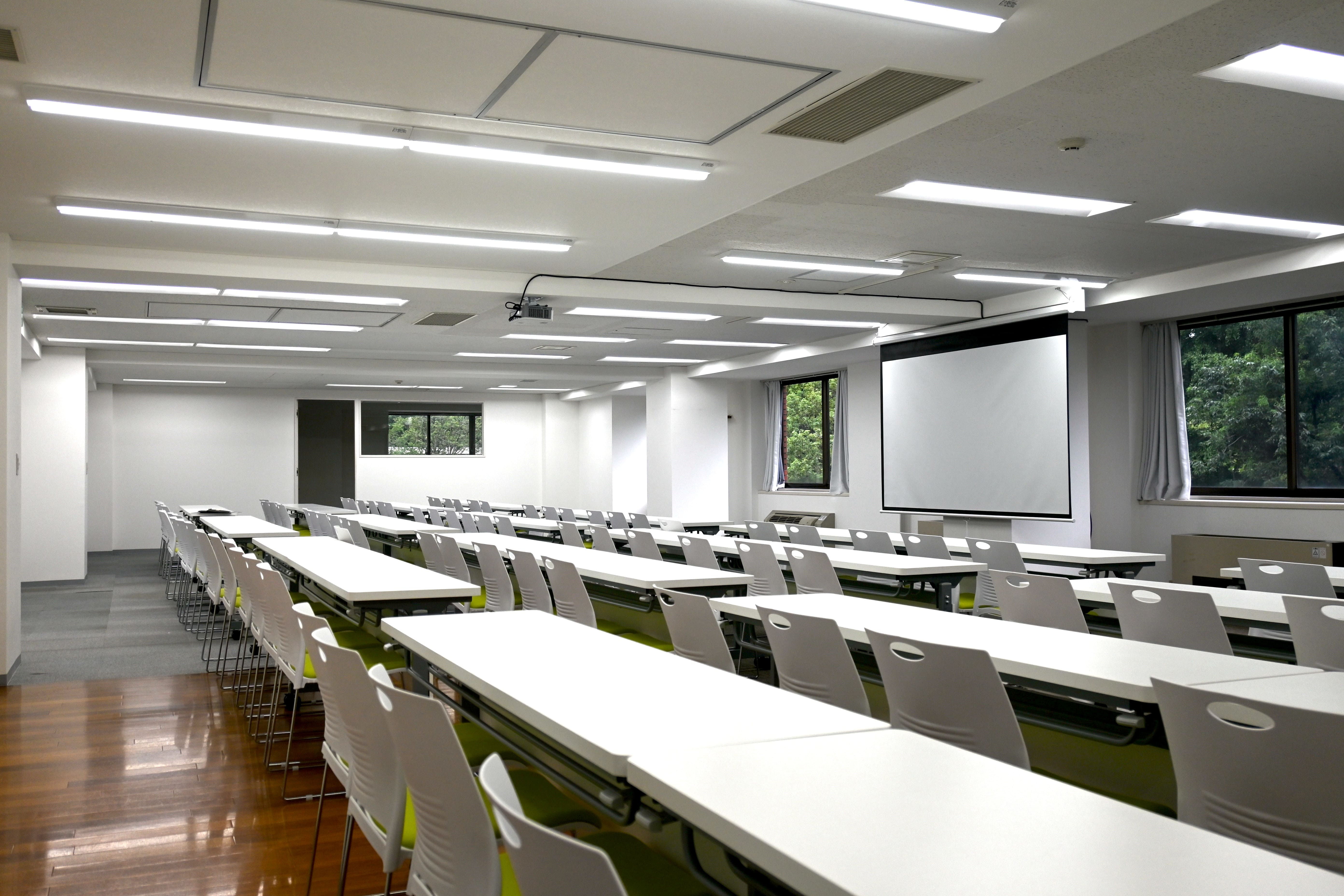 03「カンファレンスはもちろん、発表会や簡単な映画の上映会、懇親会など、利用時間や用途に自由度高く設定